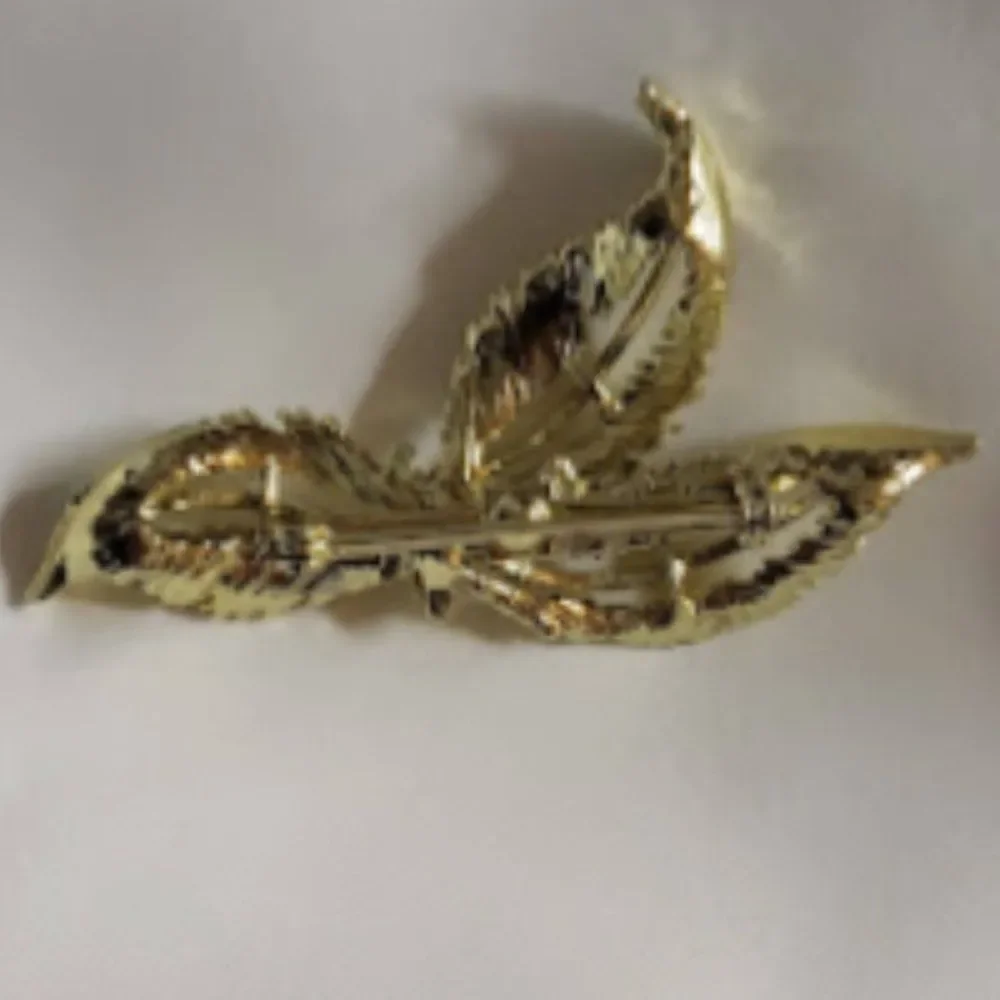 Gold Vintage Leaf Brooch EUC